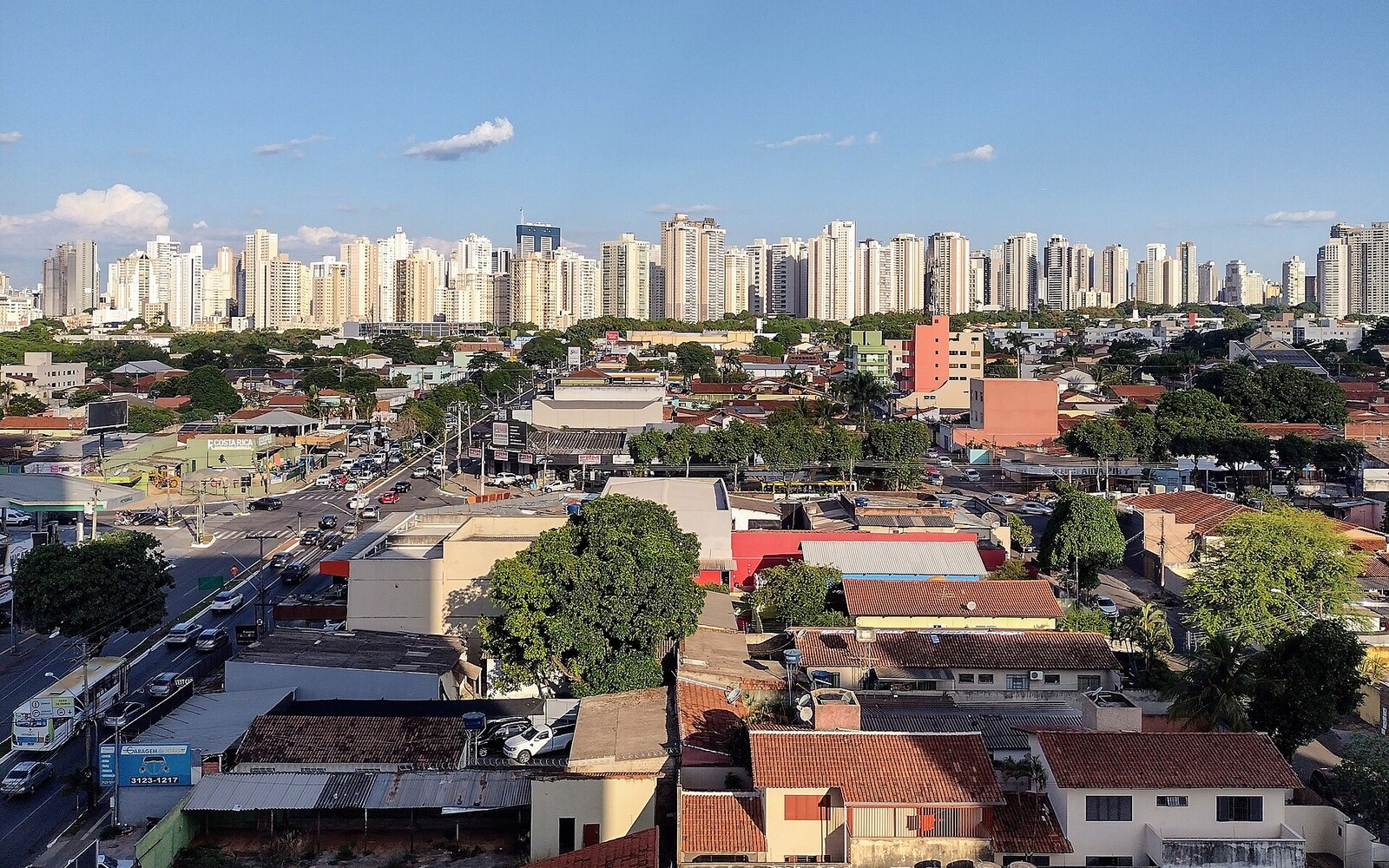 Vista panorâmica de Goiânia, com bairros arborizados e edifícios no horizonte